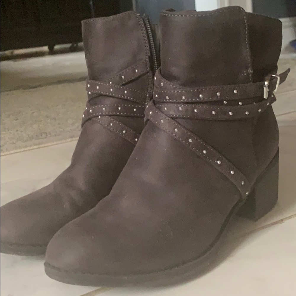 Justice Suede leather in grey color boots